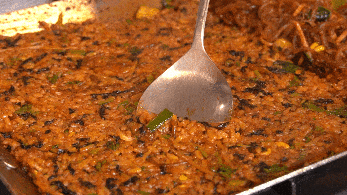 대구 10미 중 하나인 복어불고기를 먹고 난 양념에 밥을 볶아 볶음밥을 만들면 또 다른 맛을 느낄 수 있다. 박지현기자 lozpjh@yeongnam.com