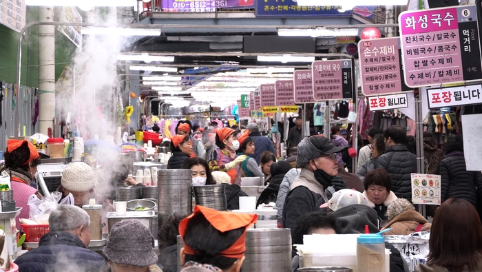 28일 오후 대구 중구 서문시장의 국수 골목이 활기를 띄고있다. 박지현기자 lozpjh@yeongnam.com