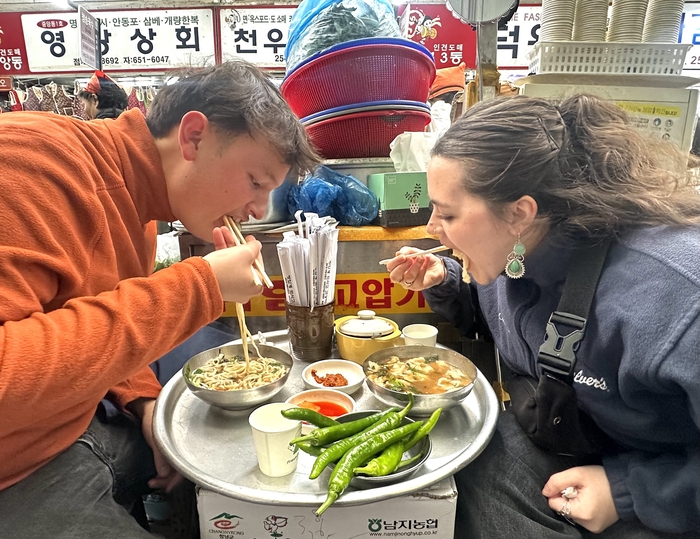 28일 오후 대구 중구 서문시장을 찾은 외국인 아담(왼쪽)씨와 하나(오른쪽)씨가 칼국수를 먹고있다. 박지현기자 lozpjh@yeongnam.com