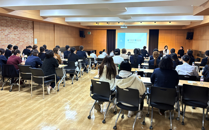효성병원이 진행한 부서별 맞춤형 고객만족(CS) 교육에서 직원들이 강의를 경청하고 있다. 이번 교육은 환자 중심 서비스 강화를 목표로 11월 한 달간 부서별로 이어졌다.<효성병원 제공>