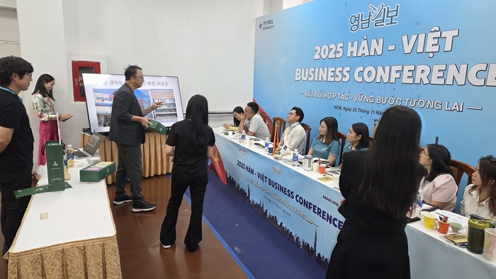 2025 한-베 비지니스 컨퍼런스에 참여한 기업이 품평회에서 현지 바이어들에게 제품을 소개하고 있다.<정운홍기자>