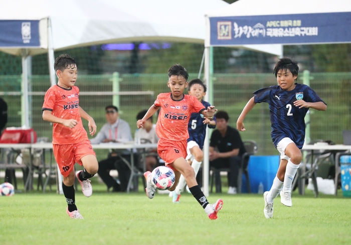 2025 APEC 회원국 초청 국제 유소년 축구대회에서 국내 대표팀과 해외 참가팀 선수들이 공을 향해 전력 질주하고 있다. 올해 화랑대기에서 처음 열린 국제대회에는 국내 10개 팀과 해외 6개국 9개 팀이 참가해 수준 높은 경기를 펼쳤다. 경주시 제공
