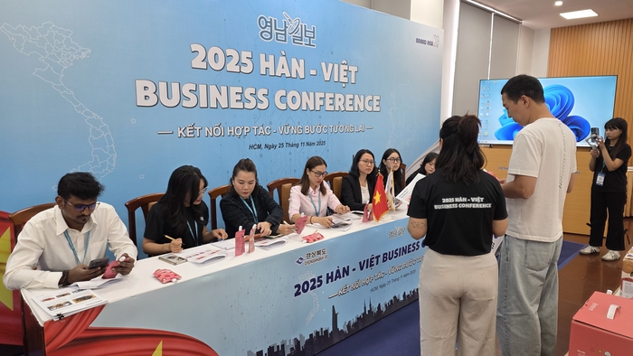 2025 한-베 비지니스 컨퍼런스에 참여한 기업이 품평회에서 현지 바이어들에게 제품을 소개하고 있다.<정운홍기자>