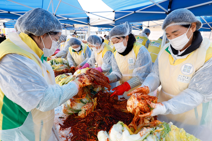 신천지예수교 증거장막성전 다대오지파 수료생들이 구미역 후면광장에서 김장을 하고 있다. <신천지 다대오지파 제공>
