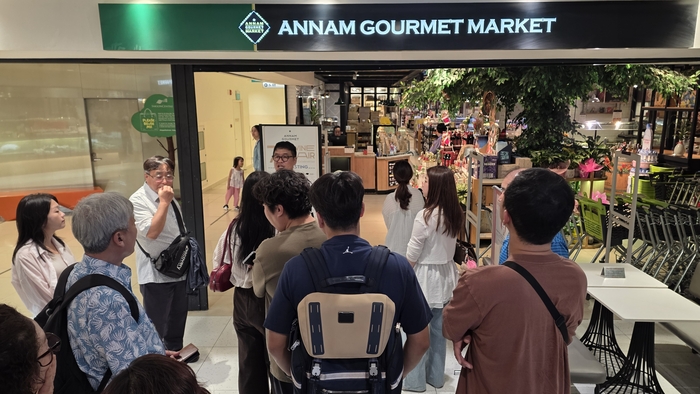 2025 한-베 비즈니스 컨퍼런스 참가 기업 대표들이 안남코멧 마켓을 찾아 현장 조사를 진행하고 있다.<정운홍기자>