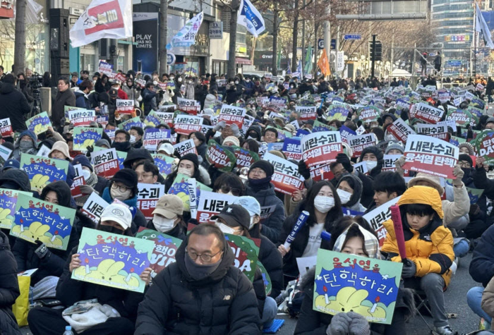 윤석열 대통령 탄핵소추안 2차 표결을 앞둔 지난해 12월14일 야 6당 당원 및 대구 시민들이 중구 228 공원 앞에서 열린 윤석열 대통령 탄핵집회에서 구호를 외치고 있다. 영남일보DB