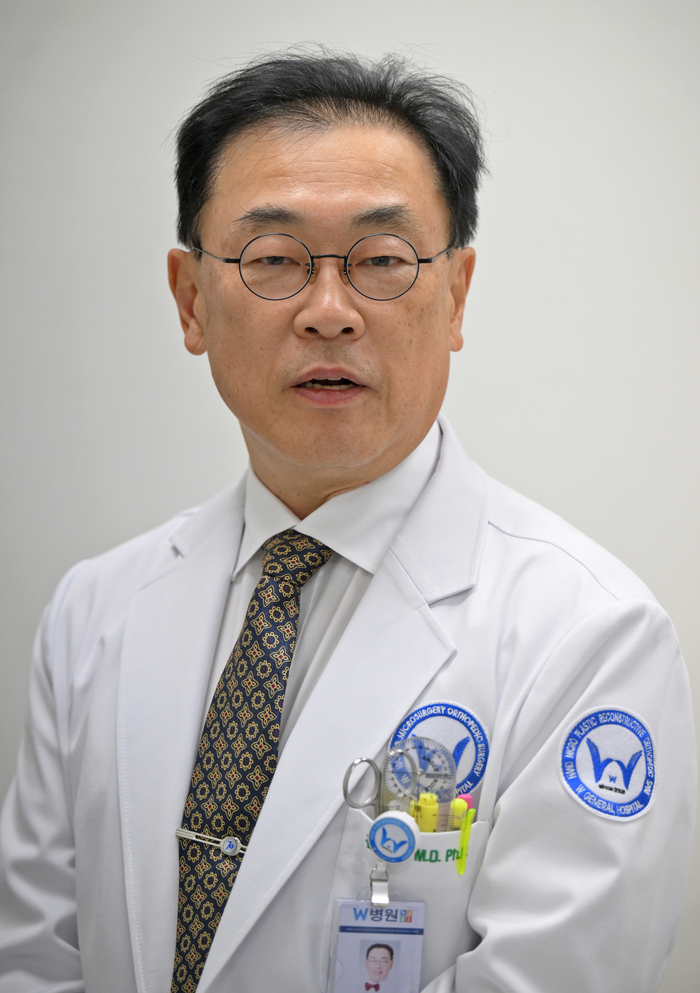 김성중 대한골연장변형교정학회장( W병원 정형관절외상센터장)이 골연장·변형교정 분야의 향후 학회 운영 방향과 수술 철학에 대해 설명하고 있다. 이지용기자 sajahu@yeongnam.com