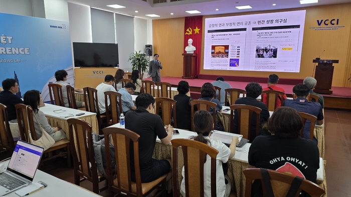 2025 한-베 비지니스 컨퍼런스에 참여한 기업 대표들이 현지 실무 전문가인 전정환 중재인의 강연을 듣고 있다.<정운홍기자>