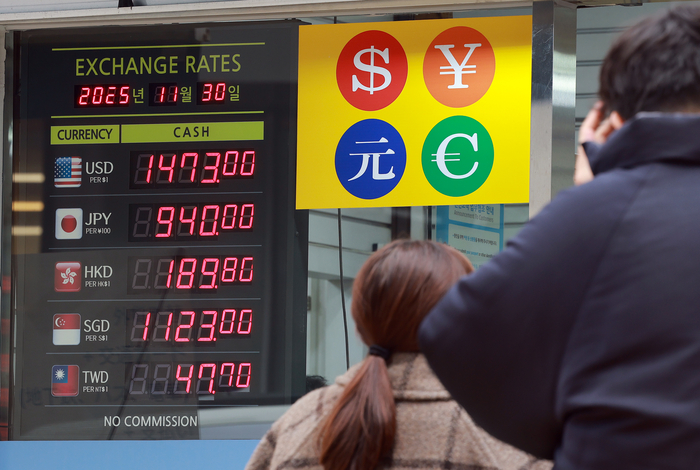 30일 서울 명동 시내 환전소에 환율이 표시돼 있다. 원/달러 환율이 1,400원대 후반에서 고착하면서 물가 불안이 고개를 들고, 가계와 기업이 받을 충격에 관한 우려가 커지고 있다.  연합뉴스