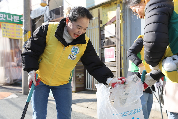 신천지자원봉사단 대구지부 봉사자들이 지난 19일 대명역 일대를 걸으며 쓰레기를 수거하고 있다. <신천지자원봉사단 대구지부 제공>