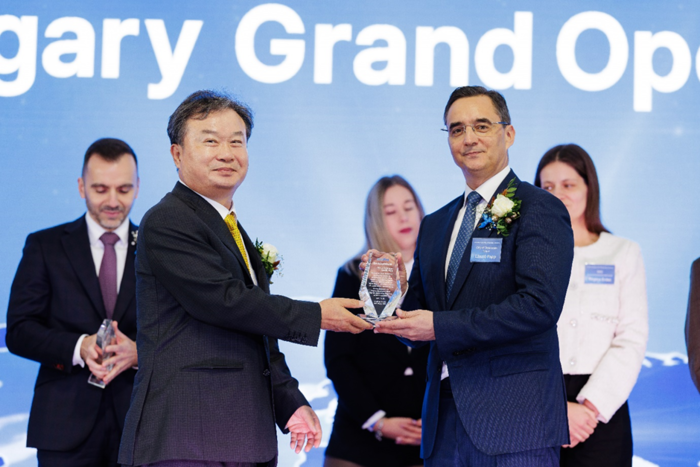 지난 28일(현지시간) 헝가리 데브레첸 공장 준공식에서 이동채 에코프로 창업주(앞줄 왼쪽)가 준공을 지원해 준 라슬로 파프 데브레첸 시장에게 감사패를 전달하며 기념촬영을 하고 있다. 에코프로 제공