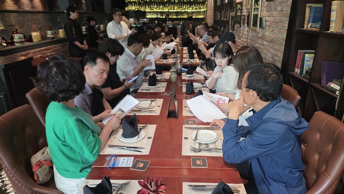 2025 한-베 비즈니스 컨퍼런스에 참여한 기업 대표들이 브랜뉴K 유하림 이사의 실무적 조언을 듣고 있다.<정운홍기자>