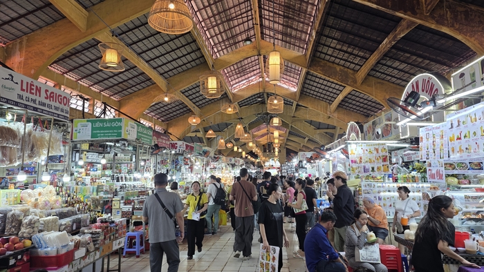 2025 한-베 비지니스 컨퍼런스에 참여한 기업 대표들이 벤탄시장을 견학하고 있다.<정운홍기자>