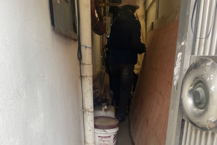쌓아둔 짐들 사이를 피해 구석에 위치한 가스보일러에서 검침원이 점검을 하고 있다. 윤정혜기자