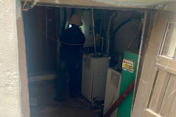 가스검침원이 대구 한 주택의 어두컴컴한 반지하 보일러실에 들어가 가스누출 여부를 점검하고 있다. 윤정혜기자