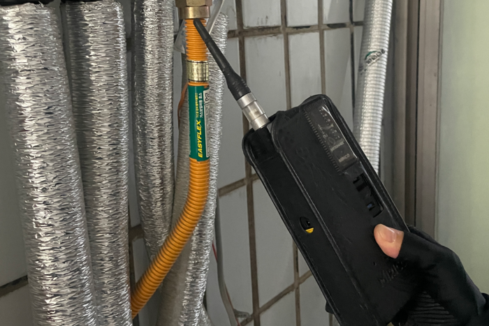 감스검침원이 검지기로 가스보일러 주변의 일산화탄소 누출 여부를 확인하고 있다. 윤정혜기자