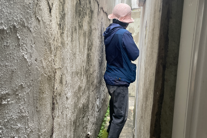 자그마한 체구의 가스검침원이 옆으로 가야할 정도로 좁은 길을 돌아가면 지하에 보일러실이 있다. 겨울이면 외투를 벗어야 할 정도의 길도 있고, 어떤 곳은 물건이 쌓여 곡예하듯 아슬하게 이동하기도 한다. 윤정혜기자