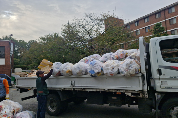 한 트럭에 쌓여 있는 대학 기숙사 쓰레기. <익명을 요구한 여성청소노동자 제공>