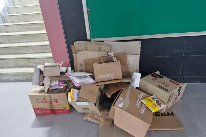 한 대학 기숙사에 버려져 있는 택배 쓰레기. <익명을 요구한 여성청소노동자 제공>