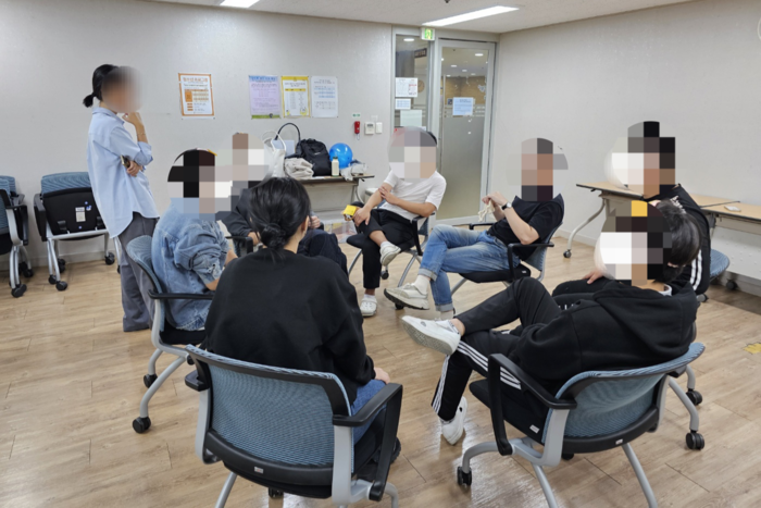 수요일 저녁 대구도박문제예방치유센터를 찾은 청소년들이 도박중독 관련 자조모임을 갖고 있는 모습. <대구도박문제예방치유센터 제공>