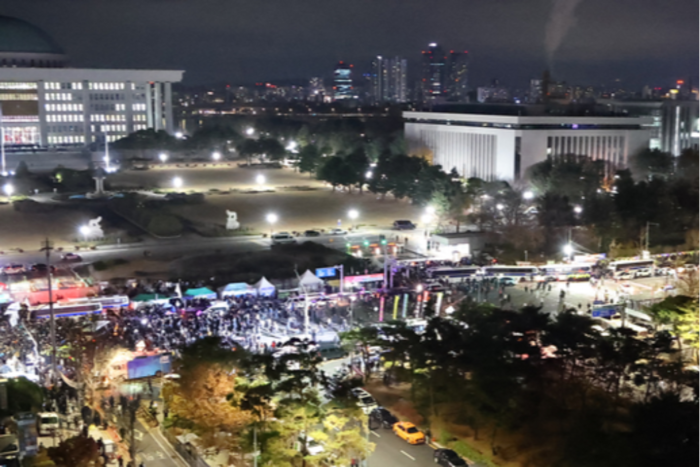 2024년 12월4일 새벽 서울 여의도 국회의사당에 계엄령 선포에 반대하는 시민 및 이를 저지하는 경찰 병력들이 모여 혼잡스러운 상황을 빚고 있다. <연합뉴스>