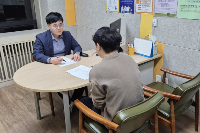 5일 저녁, 대구도박문제예방치유센터에서 최정환 상담사가 센터를 찾은 청소년과 개별 상담을 진행하고 있다. <조윤화기자>
