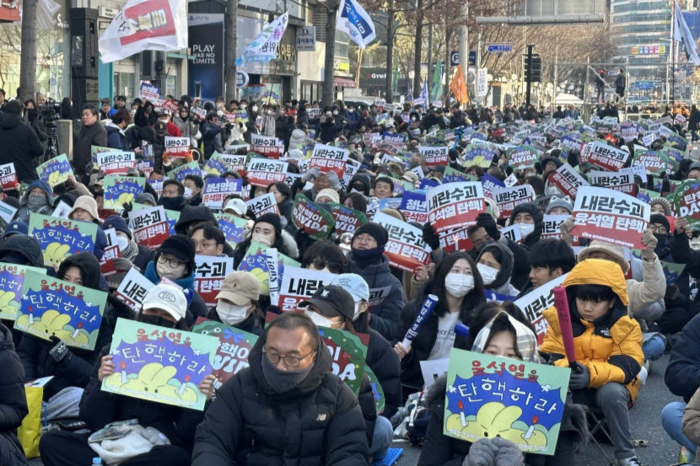 윤석열 대통령 탄핵소추안 2차 표결을 앞둔 지난해 12월14일 야 6당 당원 및 대구 시민들이 중구 228 공원 앞에서 열린 윤석열 대통령 탄핵집회에서 구호를 외치고 있다. <영남일보DB>