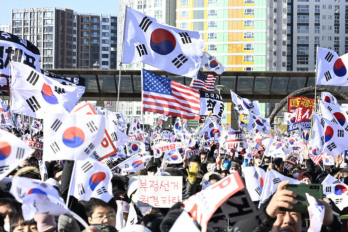 지난 2월8일 동대구역 광장에서 열린 세이브코리아 국가비상기도회에 참석한 시민들이 윤석열 대통령 탄핵을 반대하고 있다. <영남일보DB>