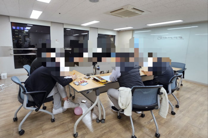 5일 저녁 대구도박문제예방치유센터를 찾은 청소년들이 자조모임을 갖고 있다. <대구도박문제예방치유센터 제공>