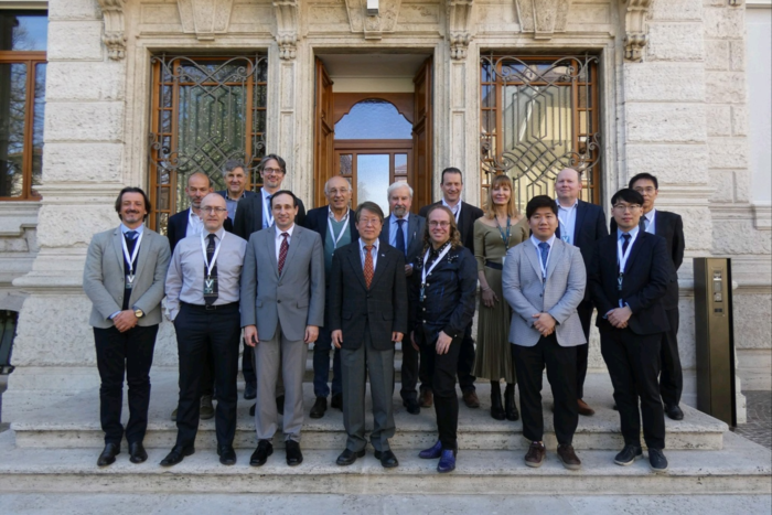 황일순 서울대 교수(아래 가운데) 등 2023년 국제 4세대 납냉각위원회 회원들이 기념 촬영을 하고 있다. <경북도 제공>