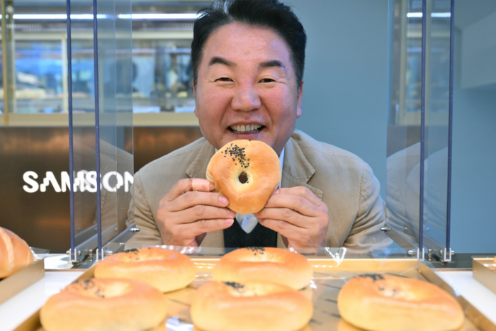 박성욱 (주)삼송비엔씨 대표가 좋아하는 단팥빵을 들고 환하게 웃고 있다. <이지용기자 sajahu@yeongnam.com>