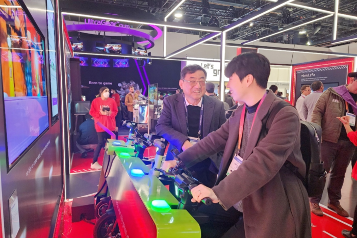 2023년  미국 라스베이거스에서 진행된 CES에 참석한 김무환 교수가 학생과 이야기를 나누고 있다. 김 박사는 공학 연구 외에도 후학 양성에도 큰 관심을 기울여왔다. <경북도 제공>