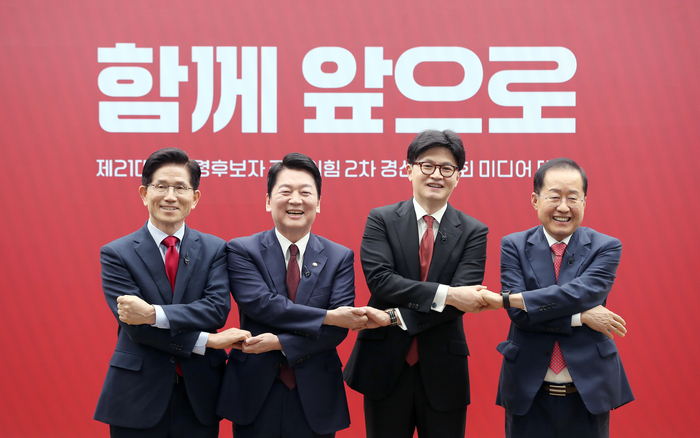 23일 서울 여의도 국민의힘 중앙당사에서 열린 2차 경선 토론회 미디어데이에서 김문수, 안철수, 한동훈, 홍준표 대선 경선 후보가 포즈를 취하고 있다. 연합뉴스