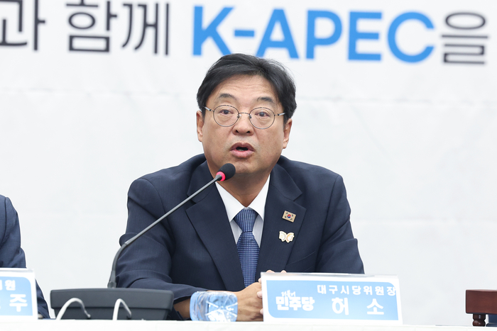 더불어민주당 허소 대구시당위원장이 20일 아시아태평양경제협력체(APEC) 정상회의가 열리는 경북 경주시 경주화백컨벤션센터(HICO)에서 열린 경북 현장 최고위원회의에서 발언하고 있다. 연합뉴스