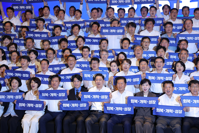 워크숍에 모인 민주당 의원들
    (영종도=연합뉴스) 황광모 기자 = 28일 인천시 중구 파라다이스시티 컨벤션에서 열린 더불어민주당 의원단 워크숍에서 정청래 대표와 김병기 원내대표를 비롯한 의원들이 기념 촬영하고 있다. 2025.8.28
    hkmpooh@yna.co.kr
(끝)


<저작권자(c) 연합뉴스, 무단 전재-재배포, AI 학습 및 활용 금지>