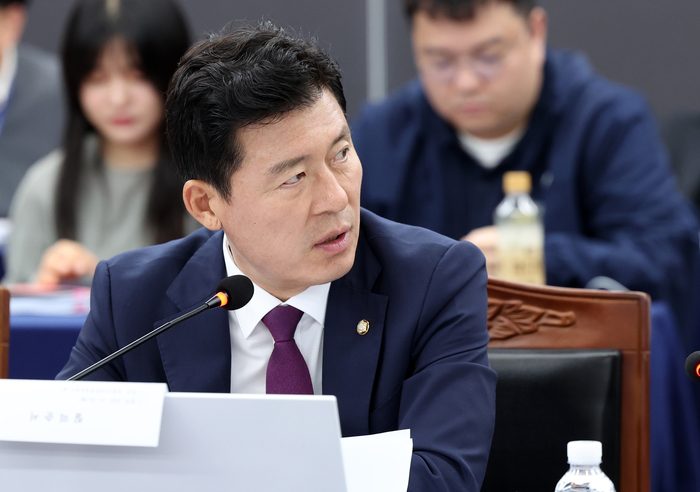 20일 강원 정선군 강원랜드에서 열린 국회 산업통상자원중소벤처기업위원회 국정감사에서 국민의힘 구자근 의원이 피감기관에 자료를 요청하고 있다. 연합뉴스