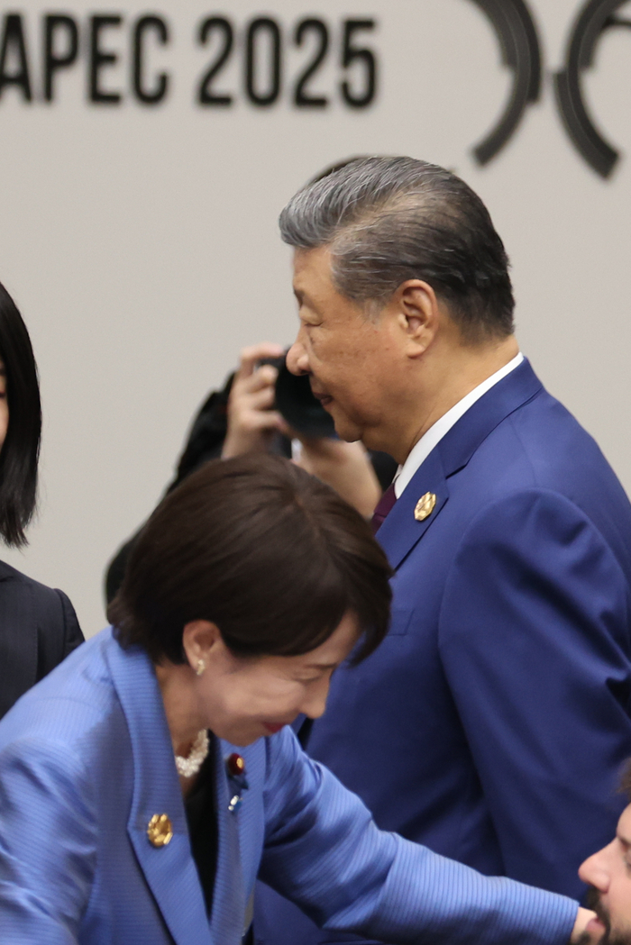 시진핑 중국 국가주석(위)과 다카이치 사나에 일본 총리가 지난 1일 경북 경주화백컨벤션센터(HICO)에서 열린 2025 아시아태평양경제협력체(APEC) 정상회의 제2세션에 참석하고 있다. 연합뉴스