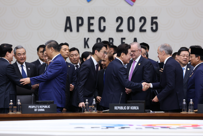 이재명 대통령, 마크 카니 캐나다 총리, 시진핑 중국 국가주석 등이 1일 경주화백컨벤션센터(HICO)에서 열린 2025 아시아태평양경제협력체(APEC) 정상회의를 마치고 악수하고 있다.  연합뉴스