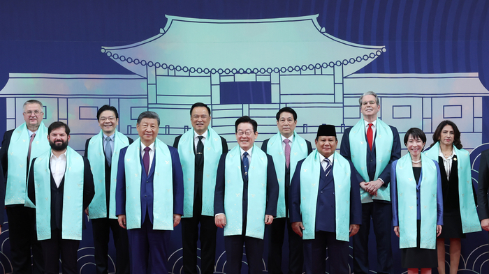 이재명 대통령이 1일 경주화백컨벤션센터(HICO)에서 열린 2025 아시아태평양경제협력체(APEC)에 참석한 각국 정상들과 기념촬영을 하고 있다. 
    앞줄 왼쪽부터 가브리엘 보리치 칠레 대통령, 시진핑 중국 국가주석, 이 대통령, 프라보워 수비안토 인도네시아 대통령, 다카이치 사나에 일본 총리.
    뒷줄 왼쪽부터 알렉세이 오베르추크 러시아 국제부총리, 로런스 웡 싱가포르 총리, 아누틴 찬위라꾼 태국 총리, 르엉 끄엉 베트남 국가주석, 스콧 베선트 미국 재무장관, 테레사 메라 페루 통상관광부 장관. /사진=연합뉴스