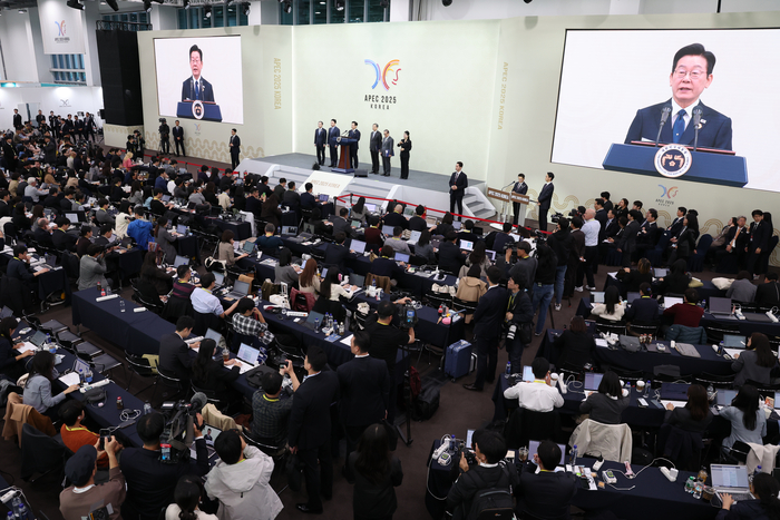 이재명 대통령이 1일 경주화백컨벤션센터(HICO)에서 2025 아시아태평양경제협력체(APEC) 정상회의를 마치고 기자회견을 하고 있다. 연합뉴스