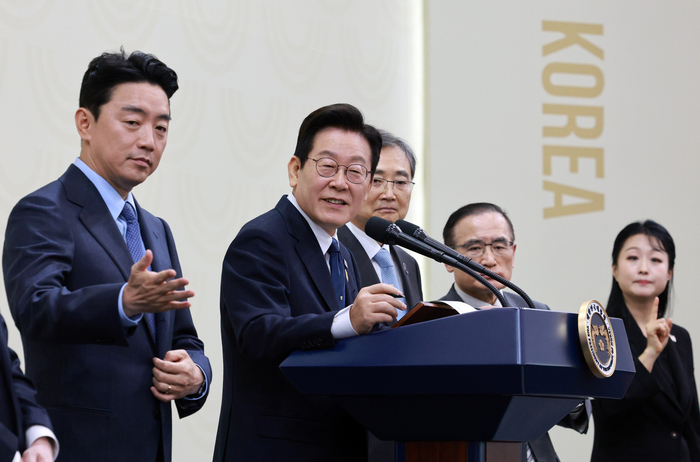 이재명 대통령이 1일 경북 경주 국제미디어센터에서 APEC 정상회의 기자회견 중 질문하는 기자를 바라보고 있다. 연합뉴스