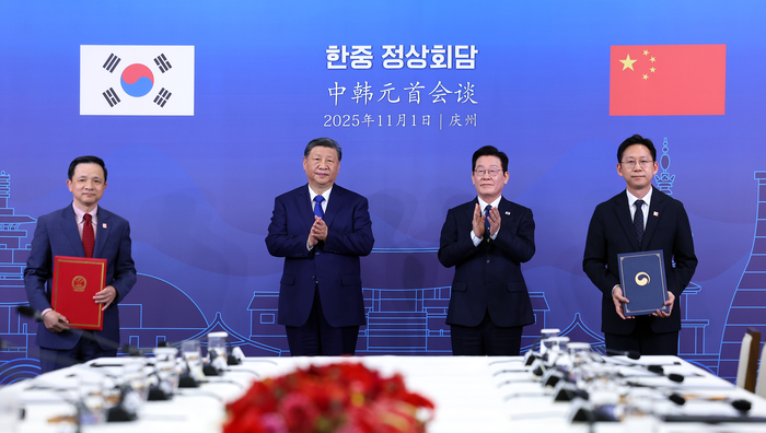 배경훈 부총리 겸 과학기술정보통신부 장관과 다이빙 주한중국 대사가 1일 경북 국립경주박물관에서 이재명 대통령과 시진핑 중국 국가주석이 참석한 가운데 혁신창업 파트너십 프로그램 공동추진 양해각서를 체결하고 있다. 연합뉴스