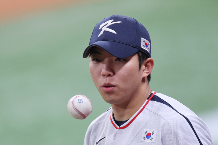 K-베이스볼 시리즈 한국과 체코의 국가대표 평가전을 하루 앞둔 지난 7일 서울 고척스카이돔에서 한국 대표팀 김영웅이 훈련하고 있다. 연합뉴스
