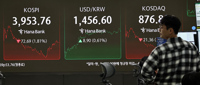 지난 7일 서울 중구 하나은행 딜링룸 현황판에 코스피 지수 등이 표시되고 있다.  이날 코스피 지수는 전 거래일 대비 72.69포인트(1.81%) 내린 3,953.76에, 코스닥은 21.36포인트(2.38%) 내린 876.81에 장을 마감했다.  연합뉴스