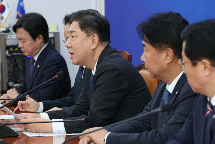 더불어민주당 김병기 원내대표가 9일 서울 여의도 국회에서 국정감사 종합평가와 11월 국회 운영과 관련해 기자간담회를 하고 있다. 연합뉴스