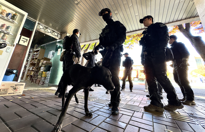 2026학년도 대학수학능력시험을 사흘 앞둔 10일 대구 한 고등학교에 사제 폭탄이 설치됐다는 신고가 접수돼 경찰 특공대가 폭발물 수색을 위해 학교를 살펴보고 있다.  연합뉴스
