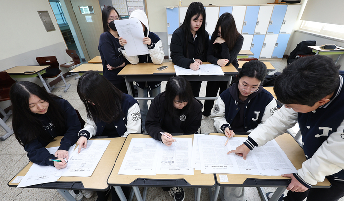 2026학년도 대학수학능력시험(수능) 다음날인 지난 14일 대구 수성구 정화여자고 3학년 교실에서 수험생들이 가채점하고 있다.