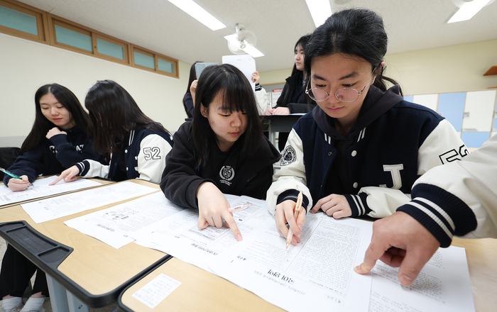 ]2026학년도 대학수학능력시험(수능) 다음날인 14일 대구 수성구 정화여자고등학교 3학년 교실에서 수험생들이 가채점하고 있다. 연합뉴스