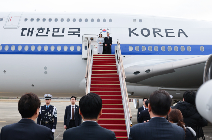 주요 20개국(G20) 정상회의 참석을 계기로 UAE·이집트·튀르키예 등 4개국 순방에 나서는 이재명 대통령과 김혜경 여사가 17일 성남 서울공항에서 공군 1호기에 올라 인사하고 있다. 연합뉴스