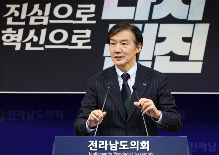 조국혁신당 당 대표에 출마한 조국 전 비대위원장이 17일 오전 전남 무안 전남도의회에서 열린 전당대회 당 대표 및 최고위원 후보 기자회견에서 발언하고 있다. 연합뉴스